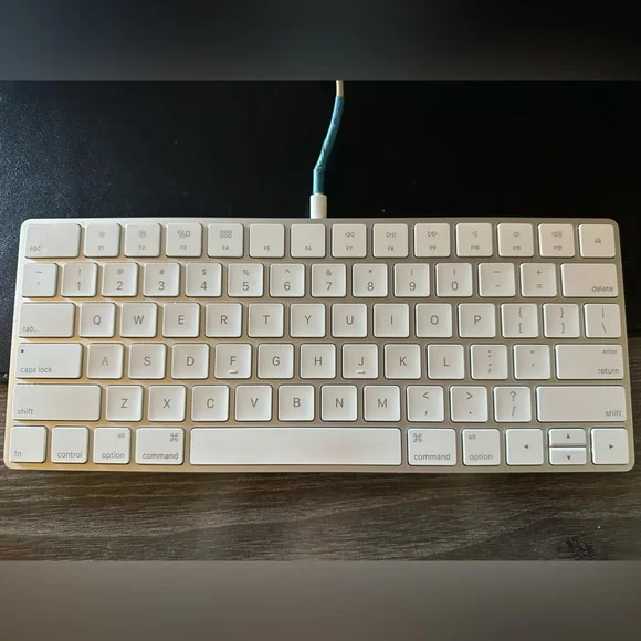 Magic Keyboard 4 - Picture 1 of 3